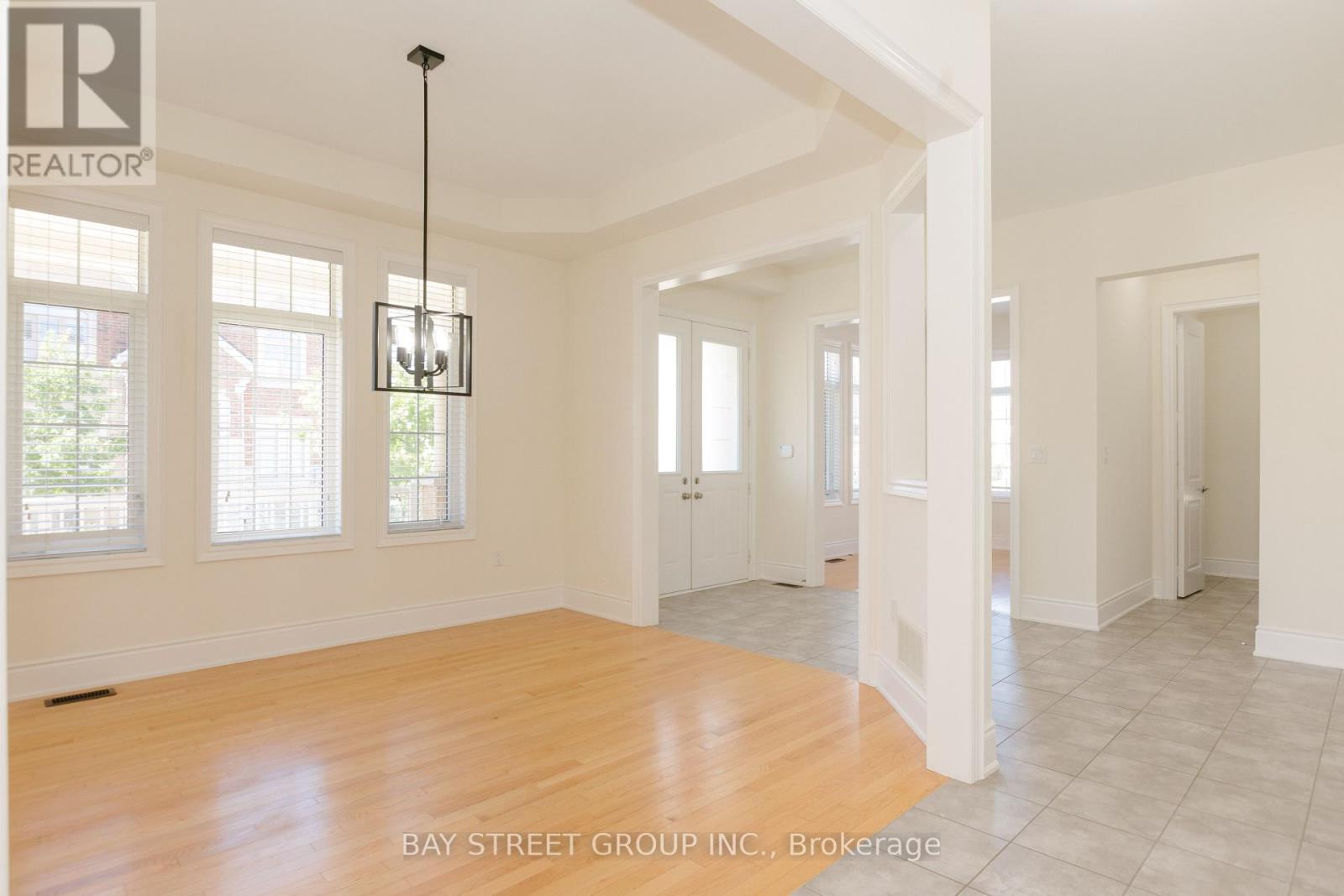 3127 Streamwood Pass, Oakville, Ontario  L6H 0T2 - Photo 4 - W12436422