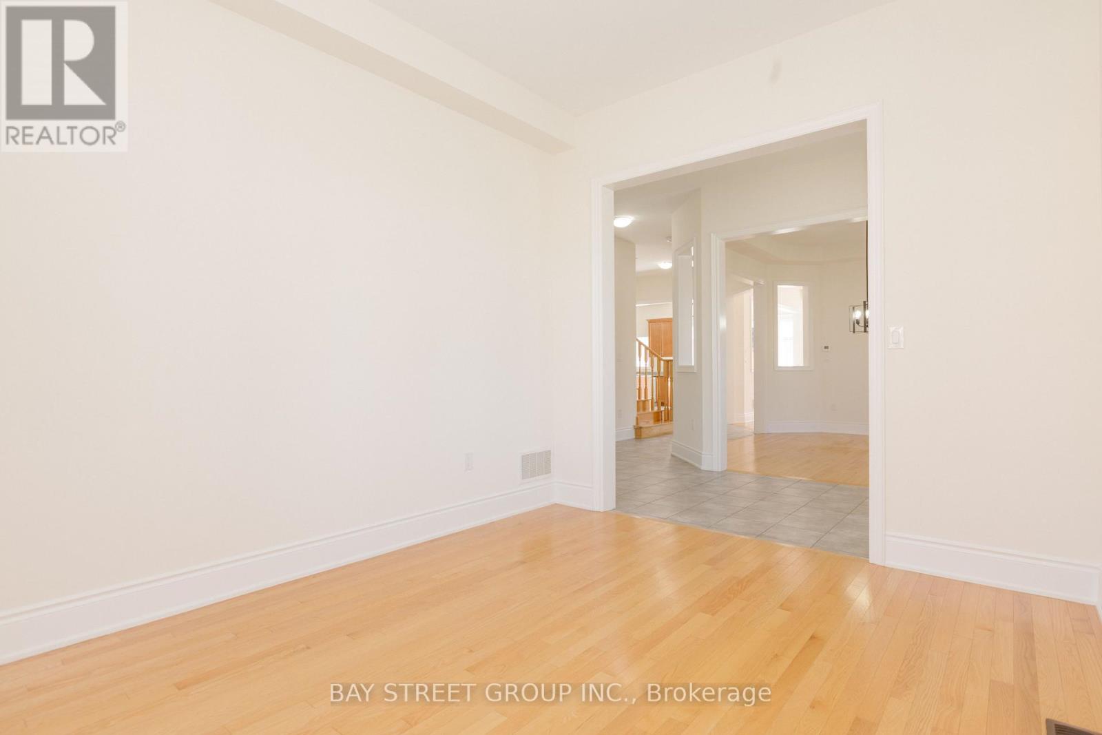 3127 Streamwood Pass, Oakville, Ontario  L6H 0T2 - Photo 6 - W12436422