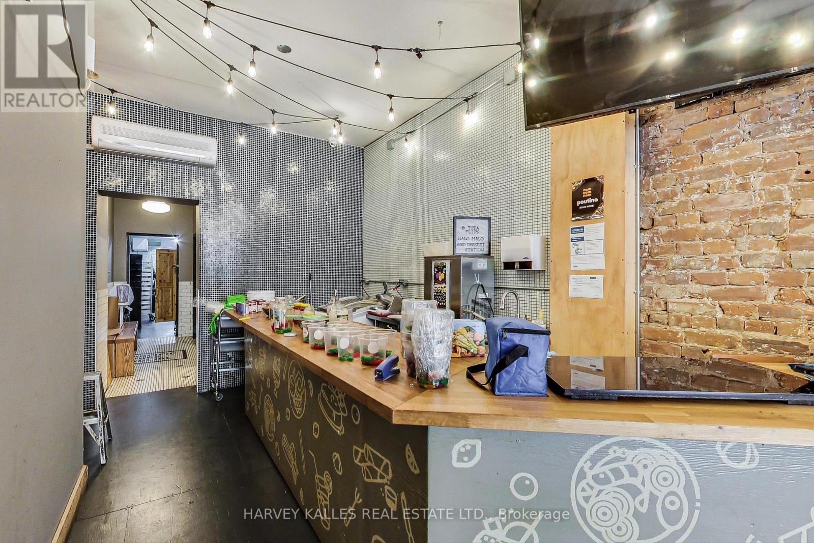 2986 Dundas Street W, Toronto, Ontario  M6P 1Z3 - Photo 3 - W12436435