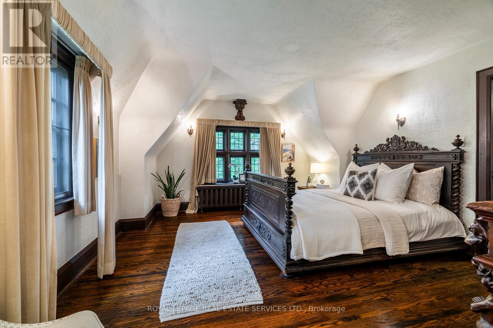 18 Queen Marys Drive, Toronto, Ontario  M8X 1S2 - Photo 17 - W12436469