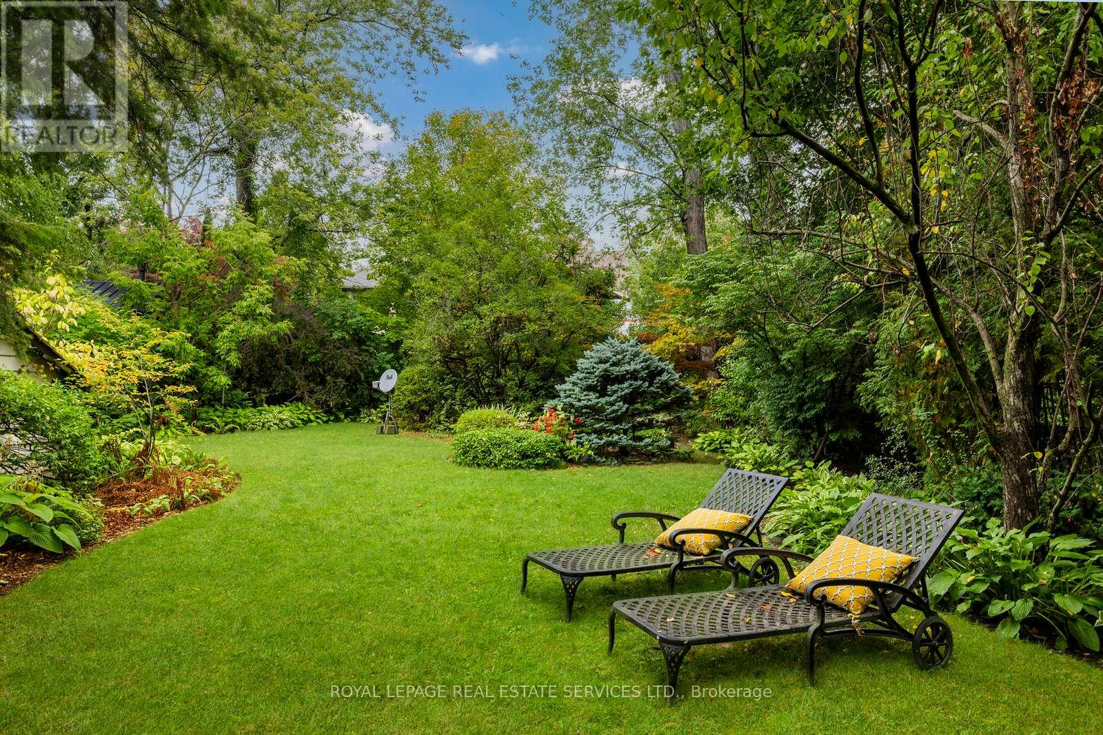 18 Queen Marys Drive, Toronto, Ontario  M8X 1S2 - Photo 2 - W12436469