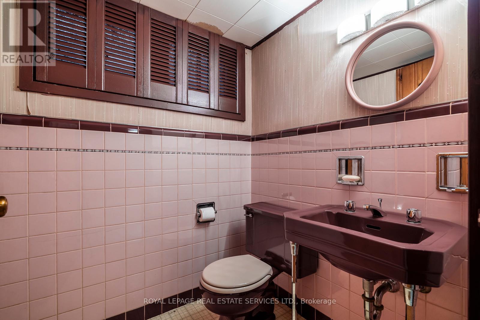 18 Queen Marys Drive, Toronto, Ontario  M8X 1S2 - Photo 22 - W12436469