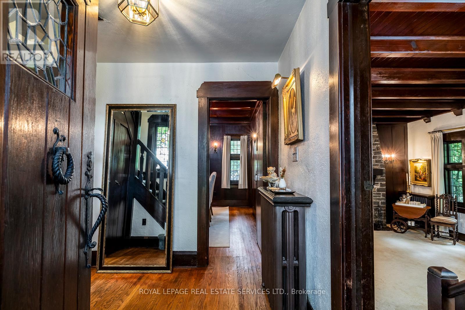 18 Queen Marys Drive, Toronto, Ontario  M8X 1S2 - Photo 6 - W12436469