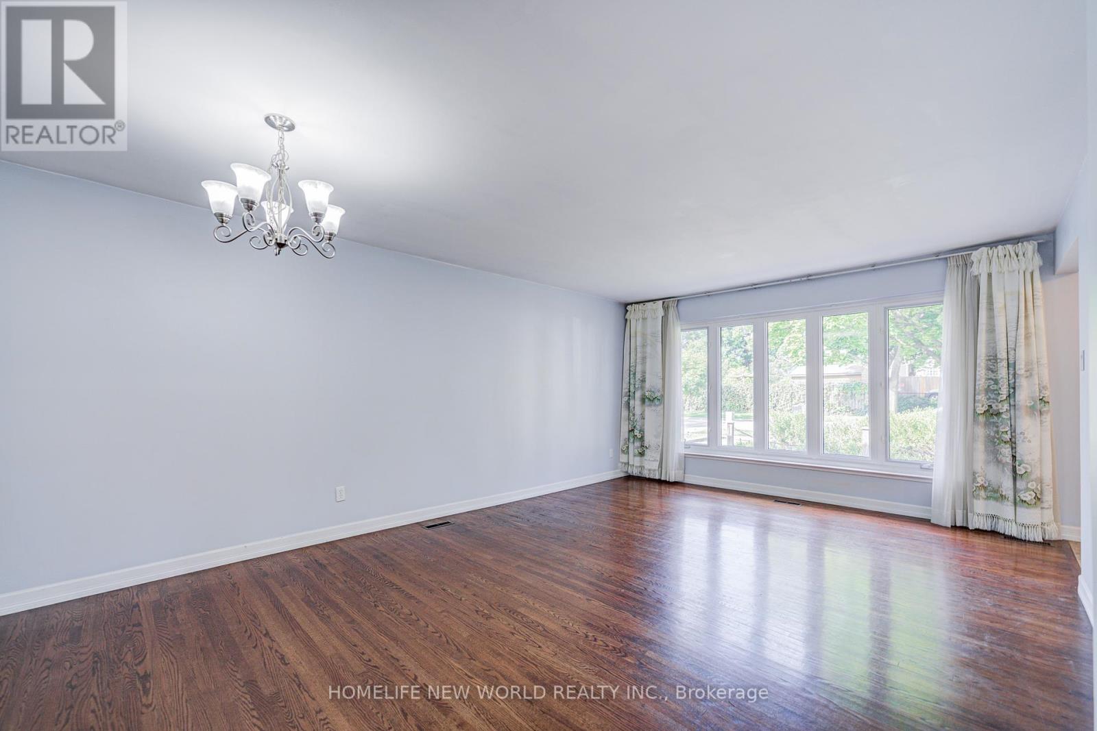 1403 Glen Rutley Circle, Mississauga, Ontario  L4X 1Z5 - Photo 9 - W12436496