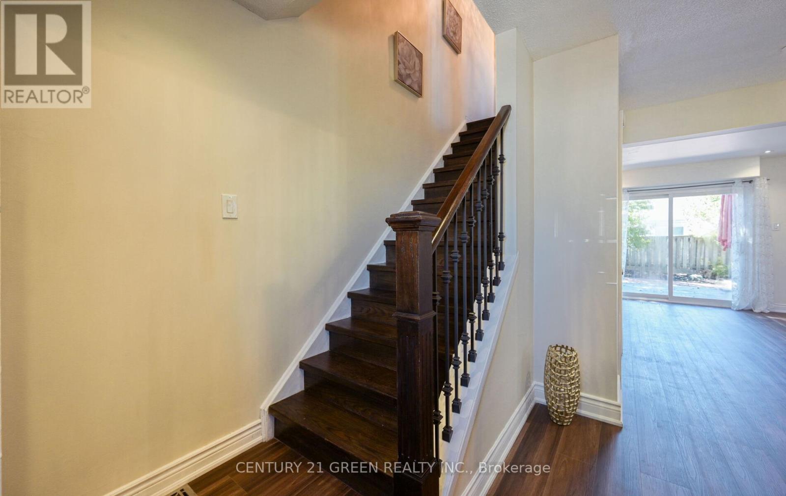 1 Greenarrow Court, Brampton, Ontario  L6S 2K1 - Photo 5 - W12436530