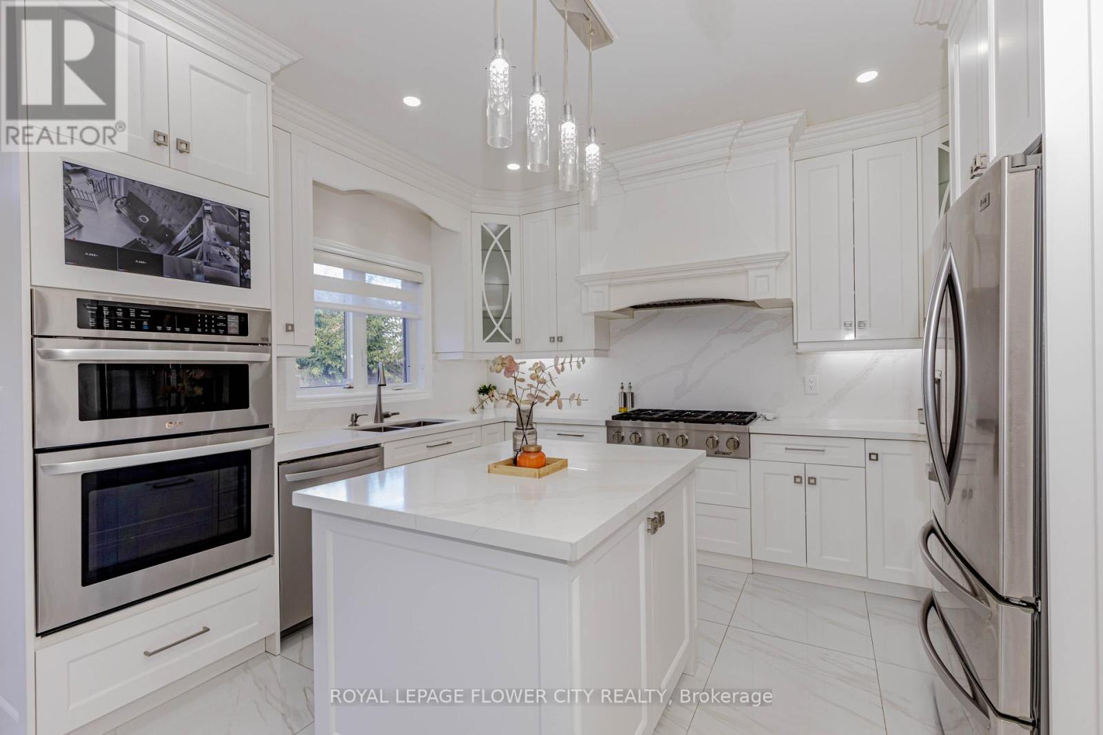 12 Fieldview Drive, Brampton, Ontario  L6P 2X7 - Photo 12 - W12436583