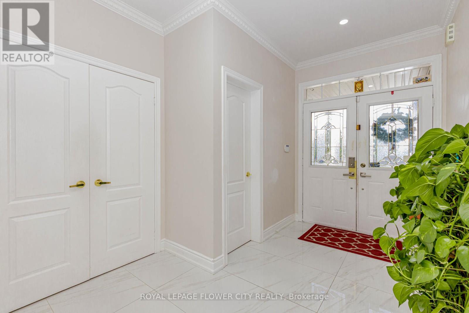 12 Fieldview Drive, Brampton, Ontario  L6P 2X7 - Photo 2 - W12436583