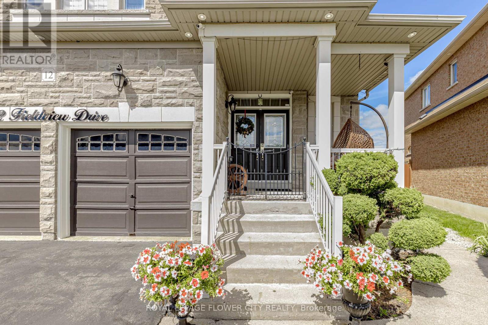 12 Fieldview Drive, Brampton, Ontario  L6P 2X7 - Photo 5 - W12436583