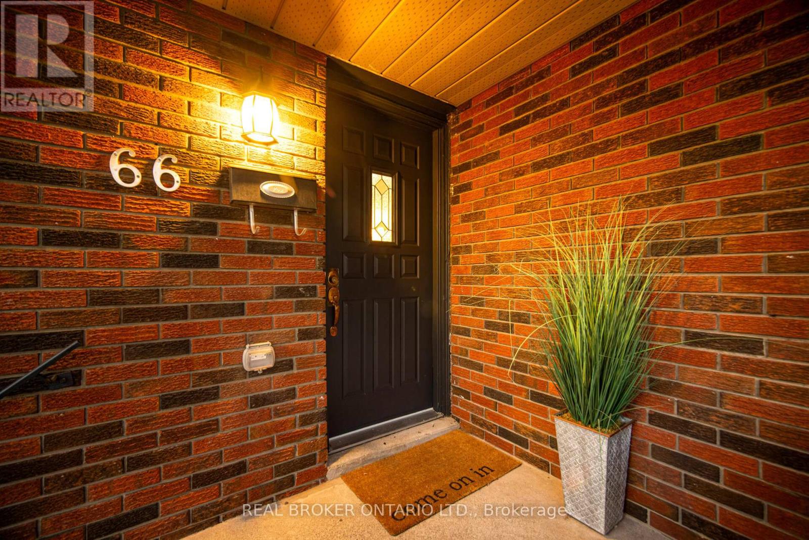66 Gainsborough Road, Hamilton, Ontario  L8E 1E1 - Photo 5 - X12436140