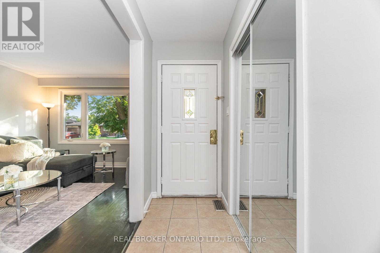 66 Gainsborough Road, Hamilton, Ontario  L8E 1E1 - Photo 6 - X12436140