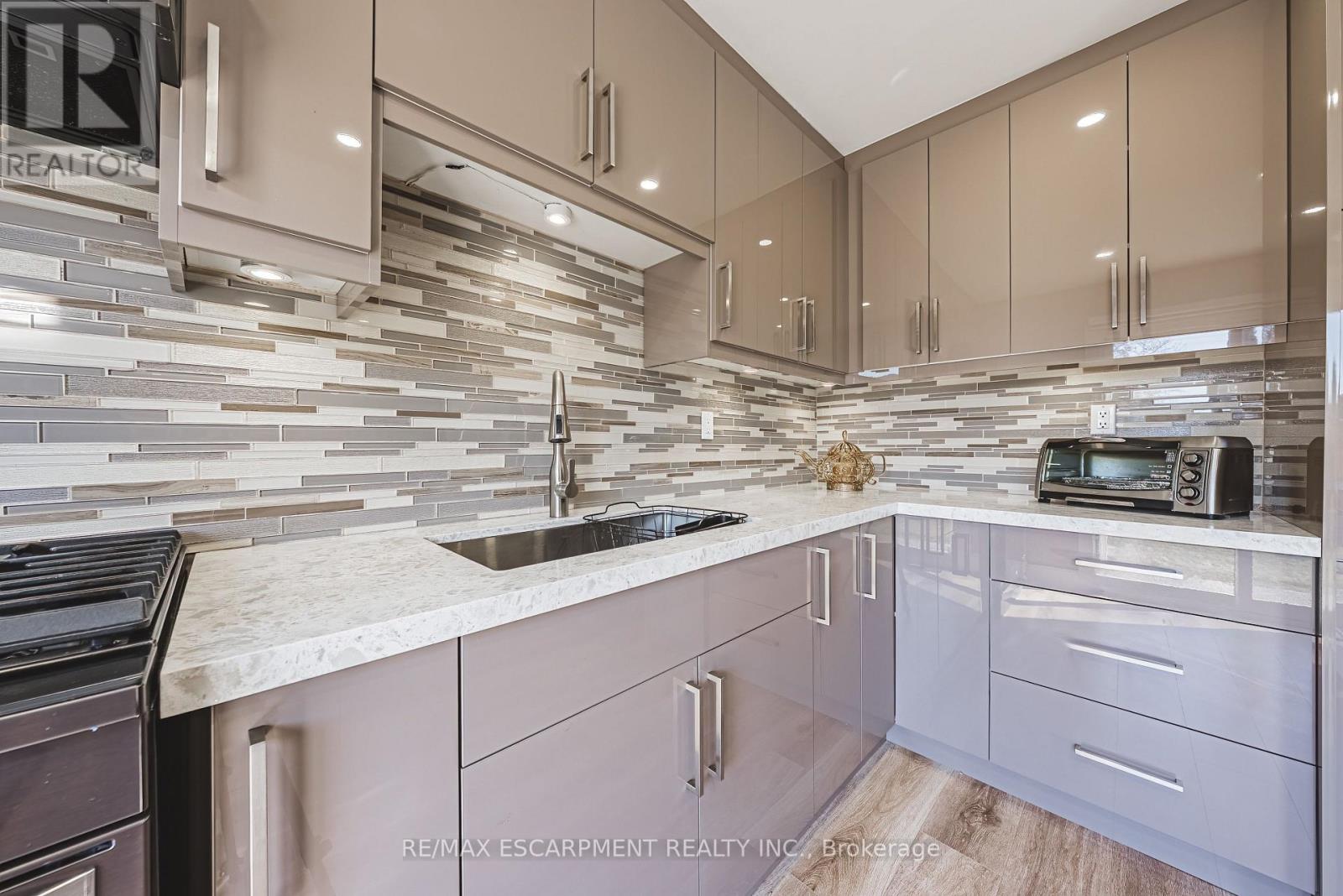 103 Broughton Avenue, Hamilton, Ontario  L8W 3S7 - Photo 12 - X12436490