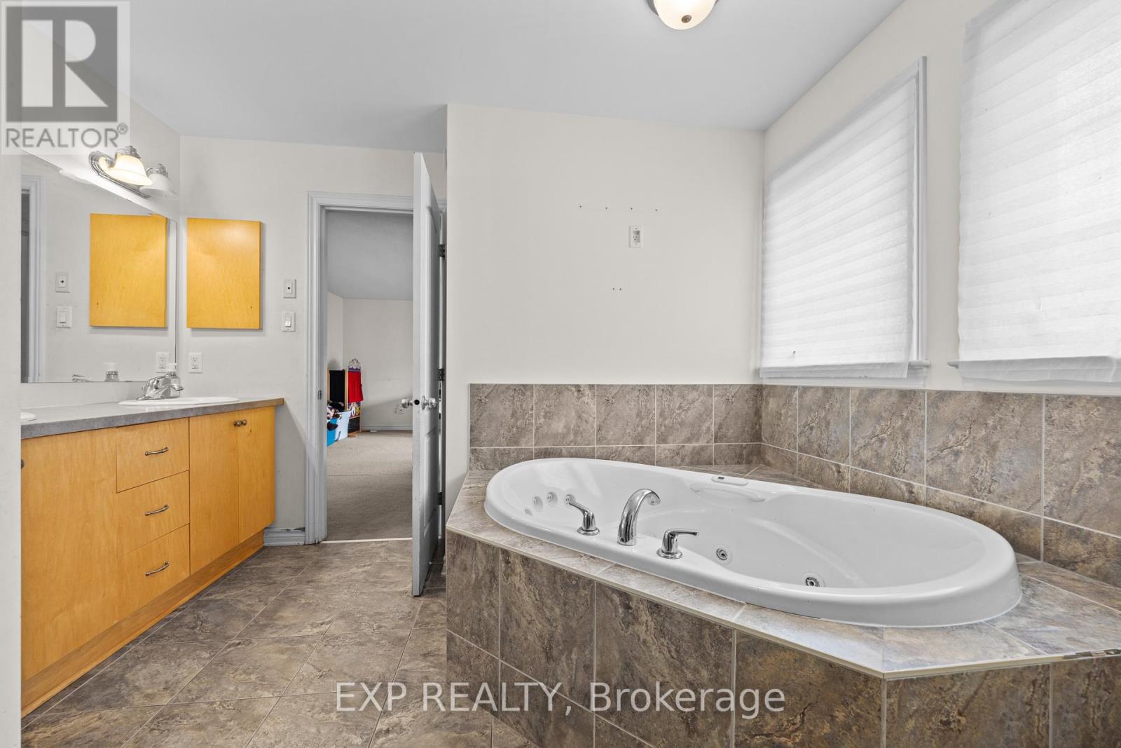 121 Daglan Crescent, Ottawa, Ontario  K4A 0W7 - Photo 11 - X12436832