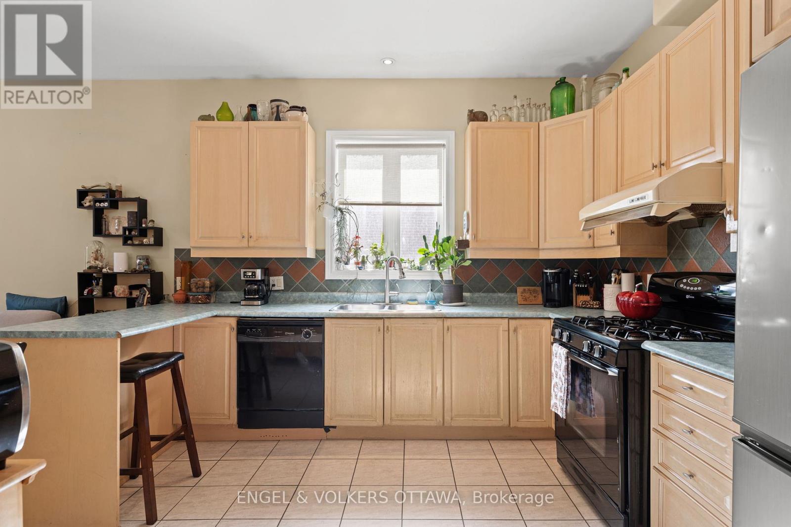 A & B - 116 Cambridge Street N, Ottawa, Ontario  K1R 7A7 - Photo 6 - X12436849