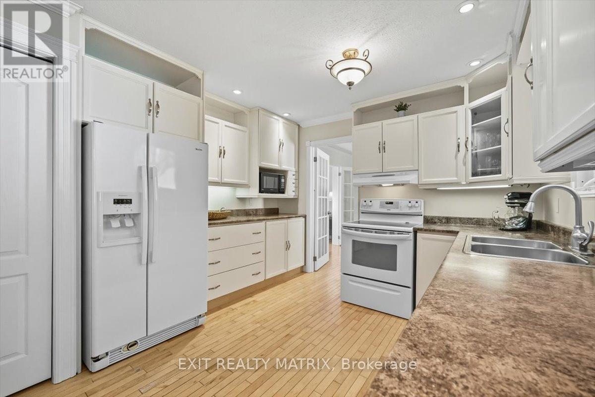 159 Dunlop Crescent, Russell, Ontario  K4R 1B3 - Photo 11 - X12436912