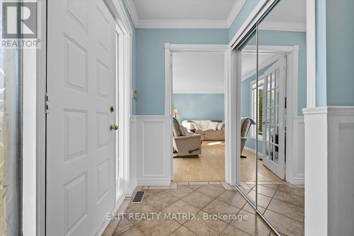 159 Dunlop Crescent, Russell, Ontario  K4R 1B3 - Photo 4 - X12436912