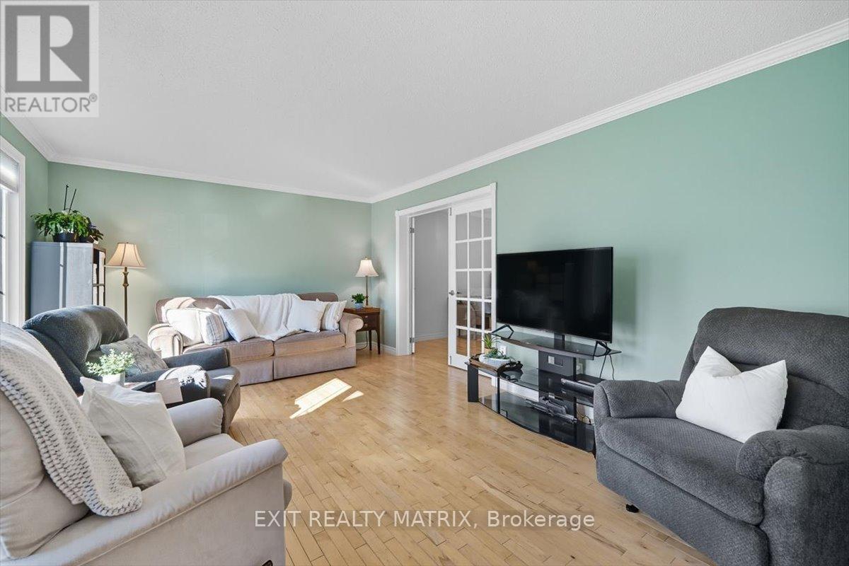 159 Dunlop Crescent, Russell, Ontario  K4R 1B3 - Photo 6 - X12436912