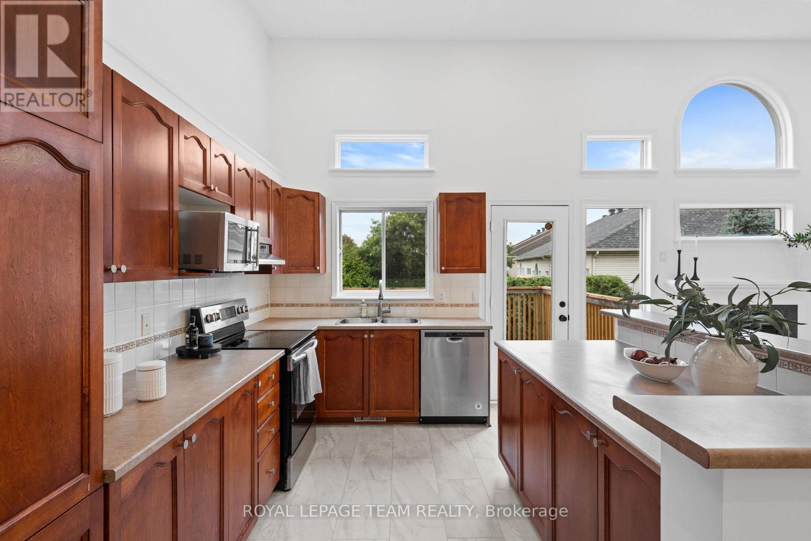 137 Macassa Circle, Ottawa, Ontario  K2T 1J9 - Photo 8 - X12436914