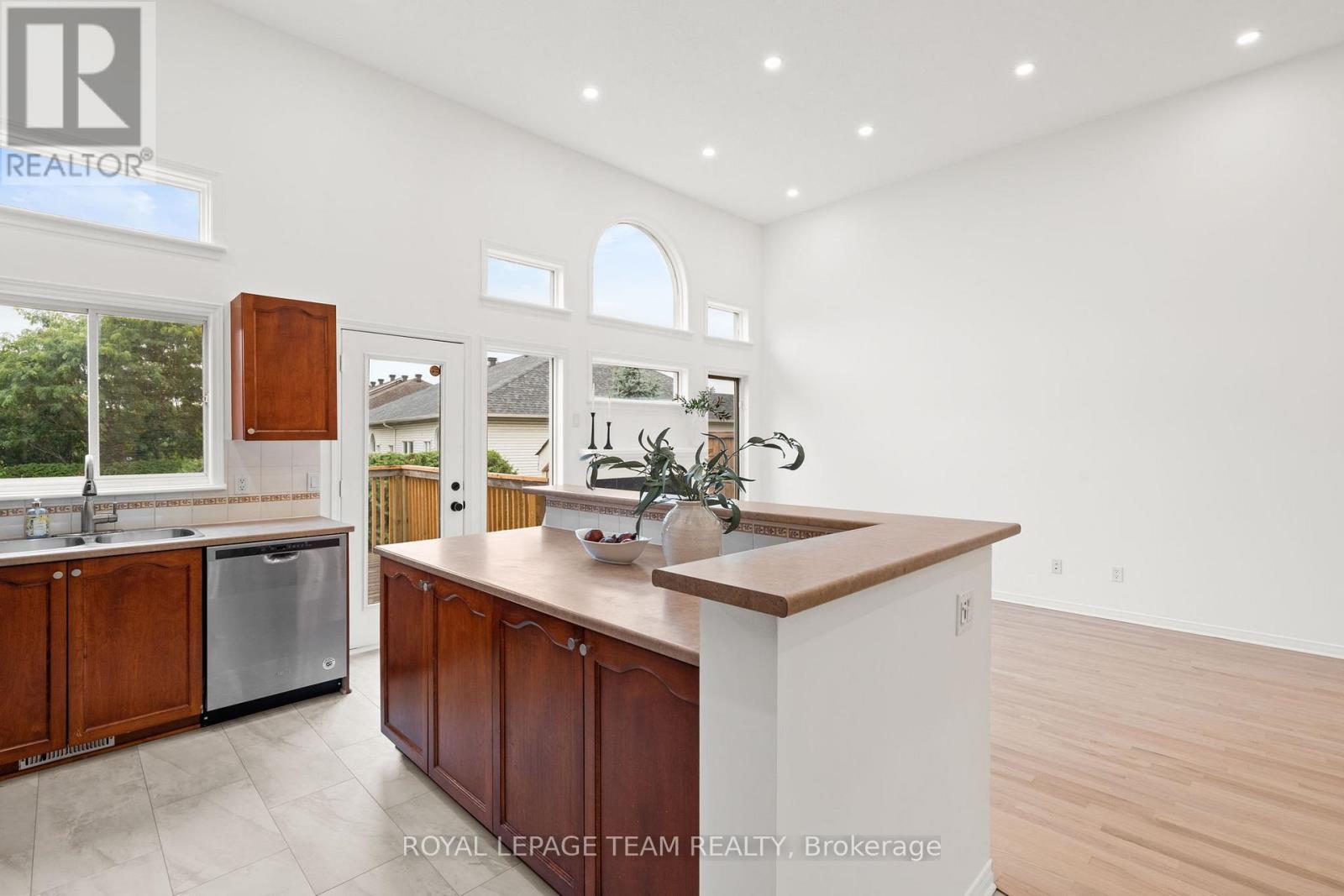 137 Macassa Circle, Ottawa, Ontario  K2T 1J9 - Photo 9 - X12436914