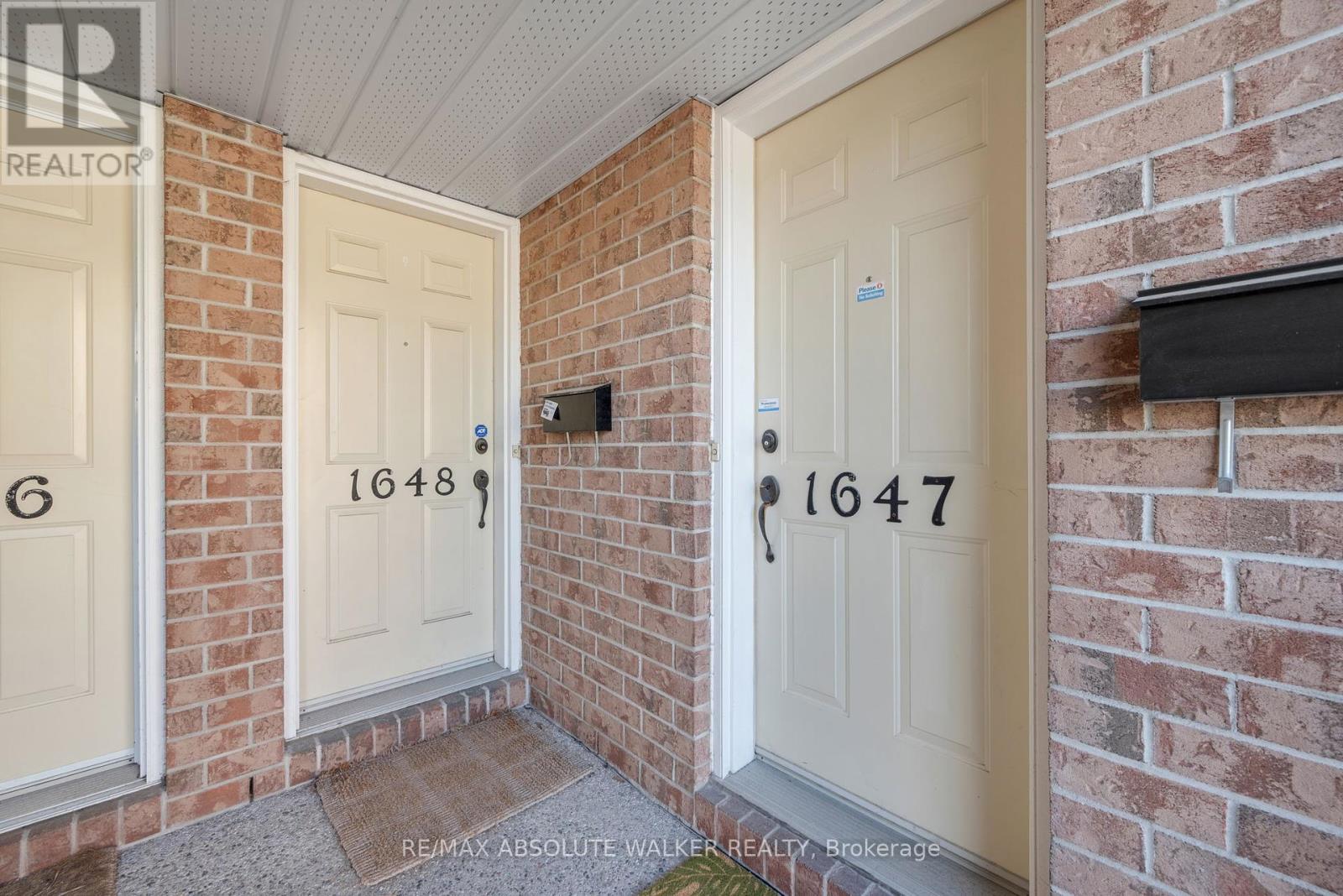 1647 Locksley Lane, Ottawa, Ontario  K1J 1B6 - Photo 3 - X12436931
