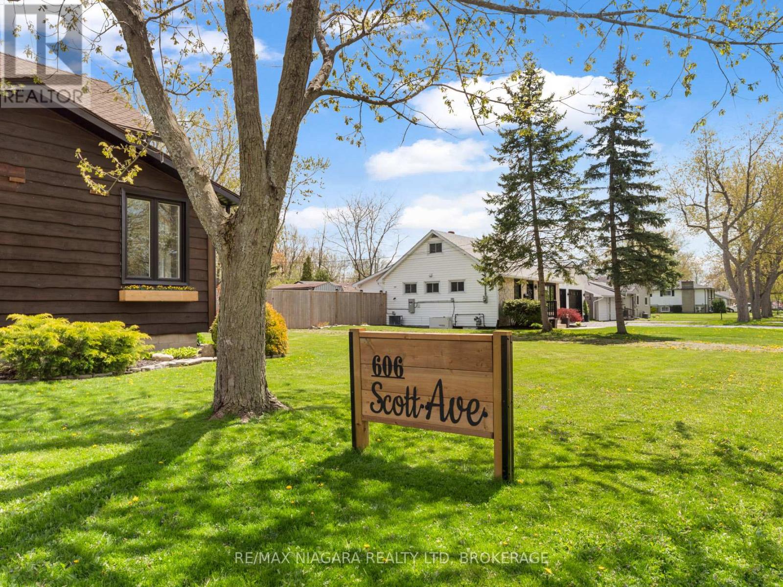 606 Scott Avenue, Fort Erie, Ontario  L2A 5G2 - Photo 2 - X12436759