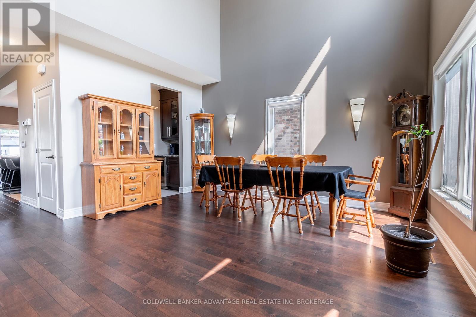 135 Forest Ridge Court, Welland (West Welland), Ontario  L3C 0C2 - Photo 3 - X12436777