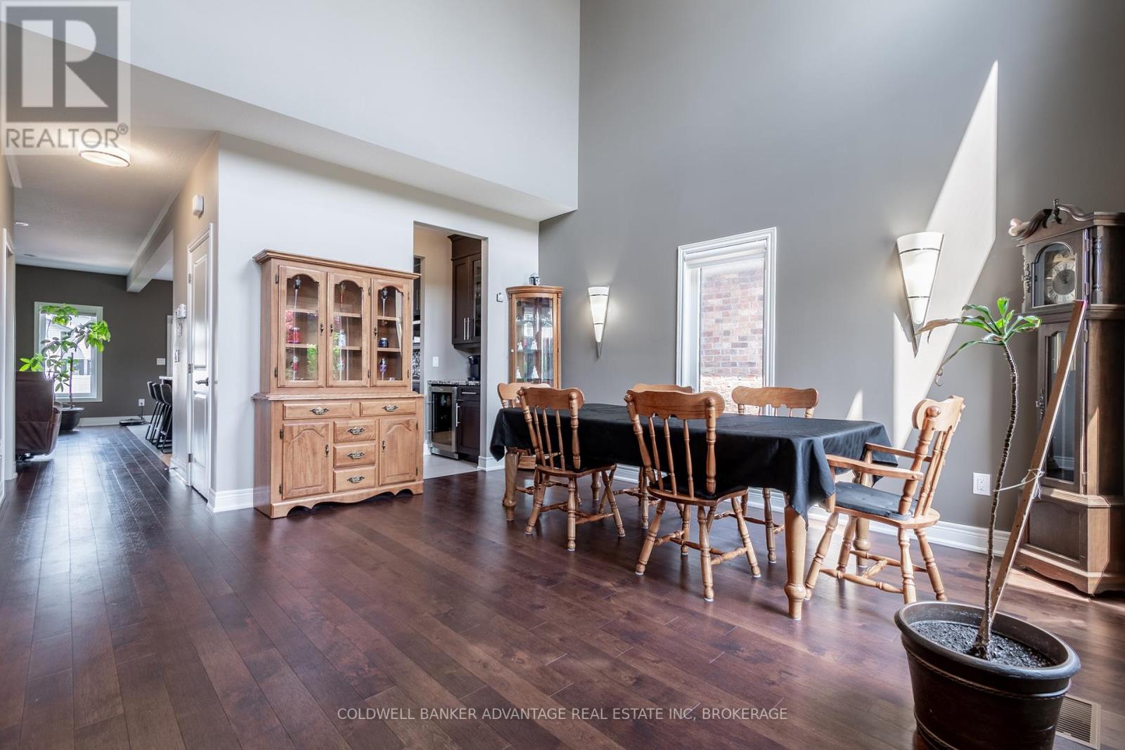 135 Forest Ridge Court, Welland (West Welland), Ontario  L3C 0C2 - Photo 4 - X12436777