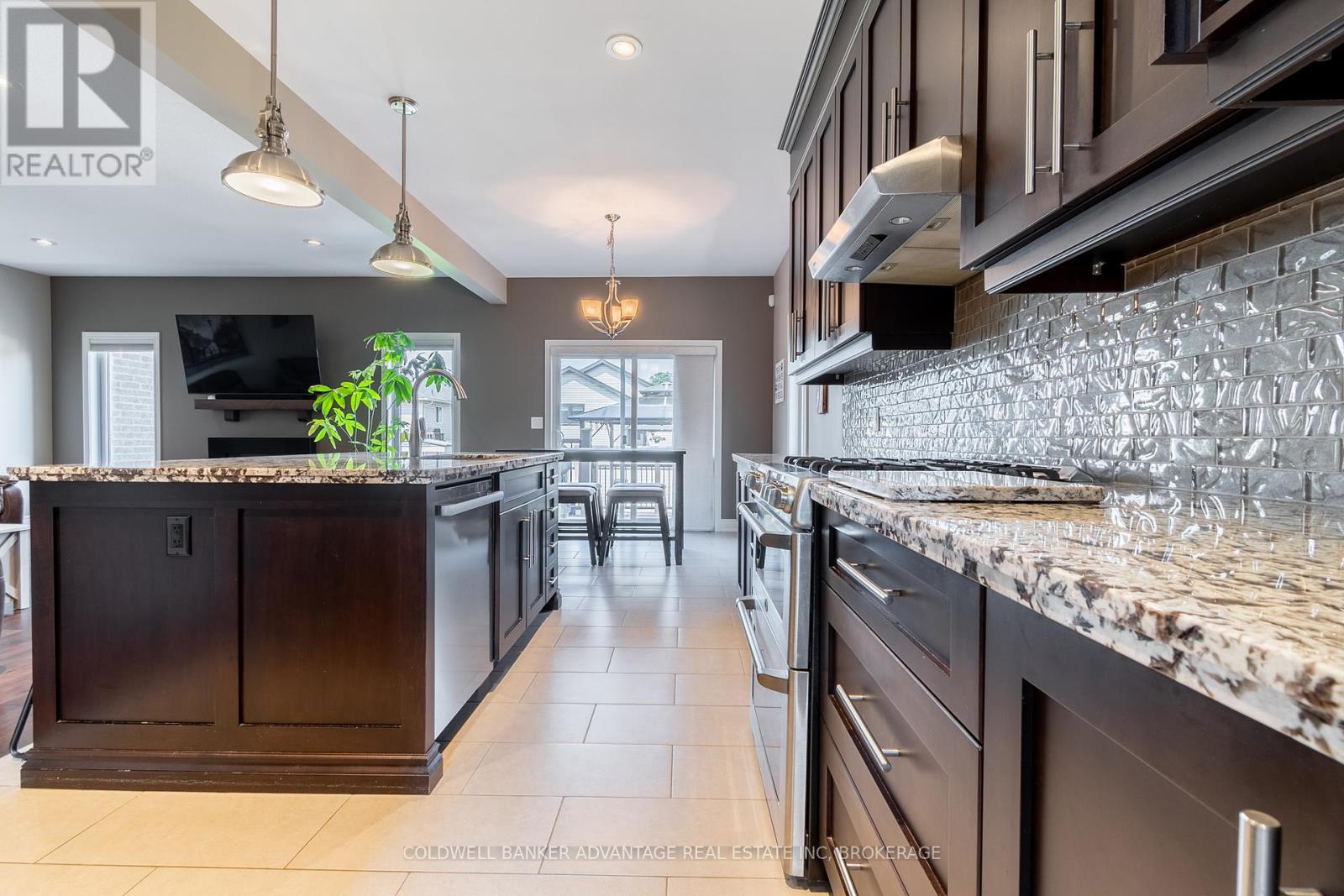 135 Forest Ridge Court, Welland (West Welland), Ontario  L3C 0C2 - Photo 9 - X12436777