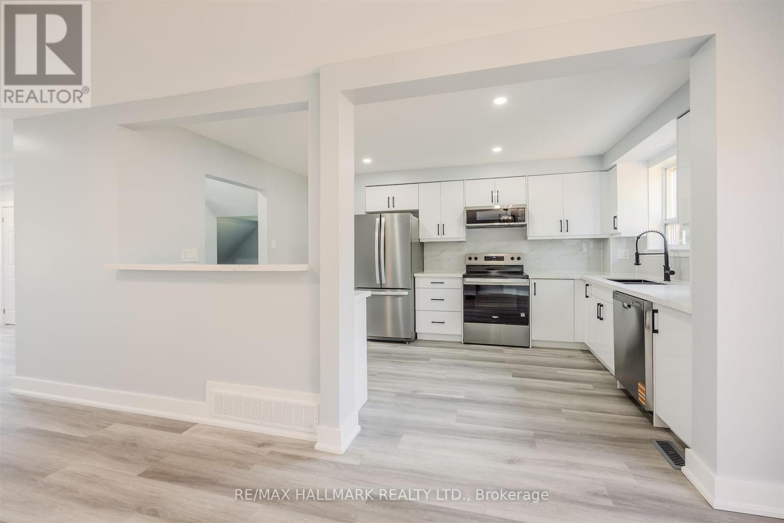 2126 Pashak Court, Mississauga, Ontario  L5A 1H7 - Photo 11 - W12434833