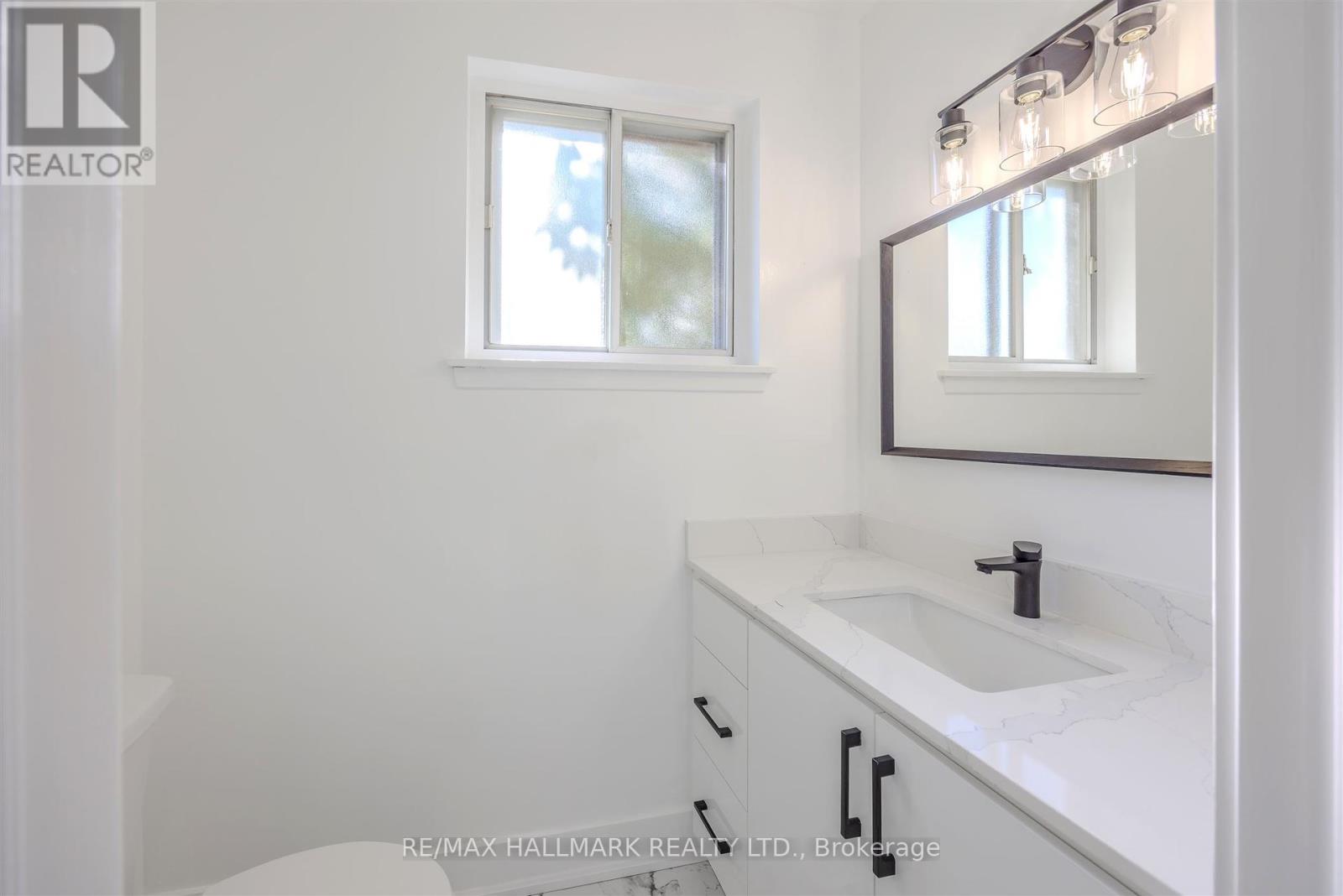 2126 Pashak Court, Mississauga, Ontario  L5A 1H7 - Photo 30 - W12434833