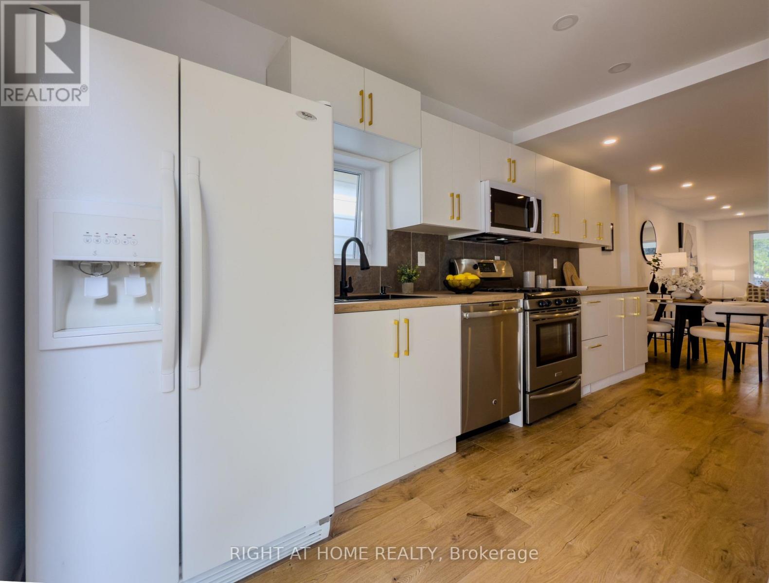 32 Brenton Street, Toronto, Ontario  M4B 1C9 - Photo 11 - E12436674