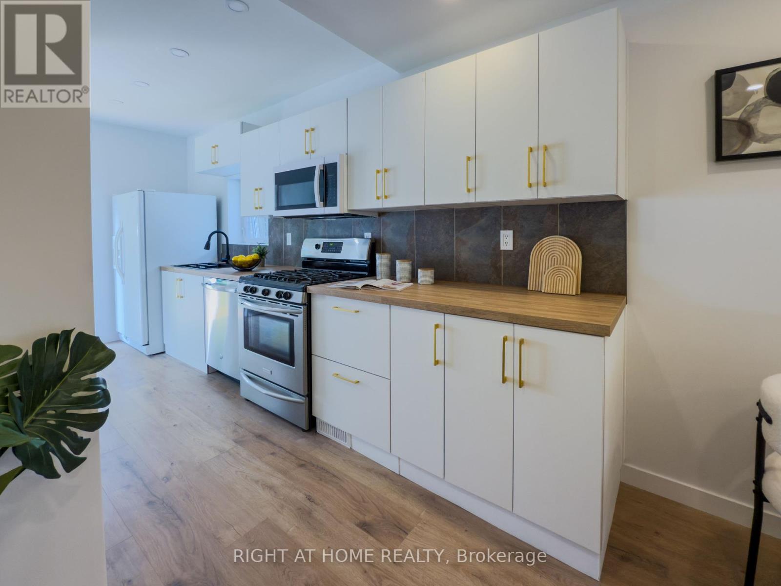 32 Brenton Street, Toronto, Ontario  M4B 1C9 - Photo 8 - E12436674