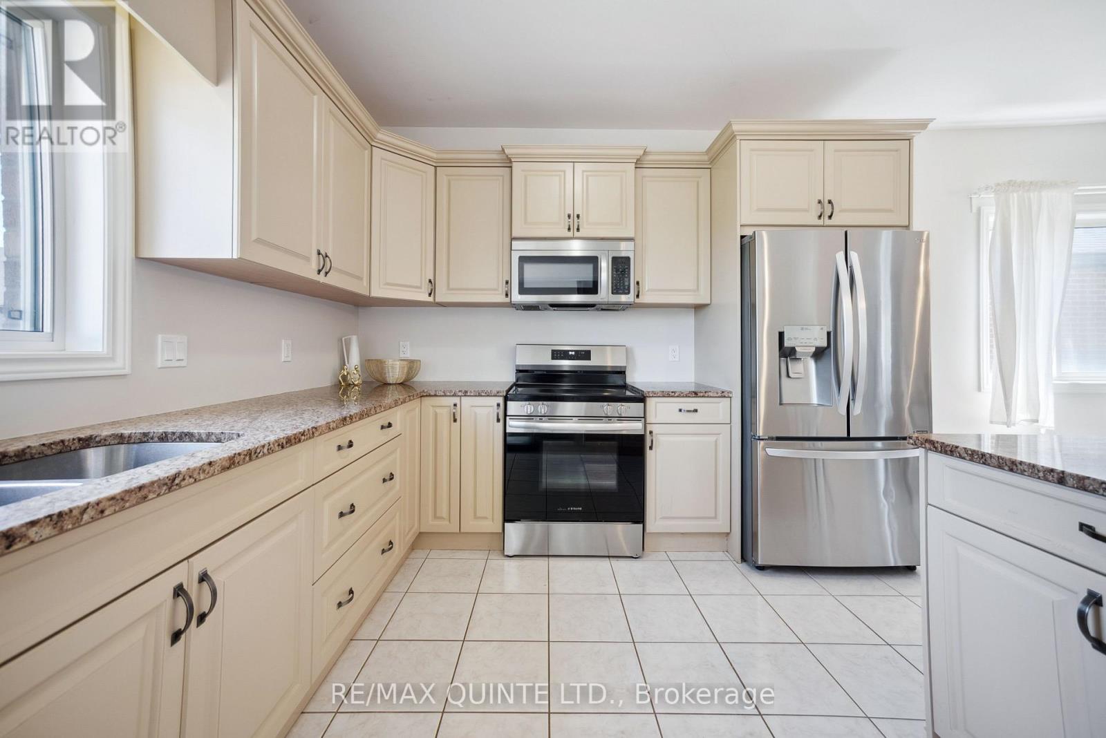 91 Hampton Ridge Drive E, Belleville (Thurlow Ward), Ontario  K8N 0E6 - Photo 13 - X12436749