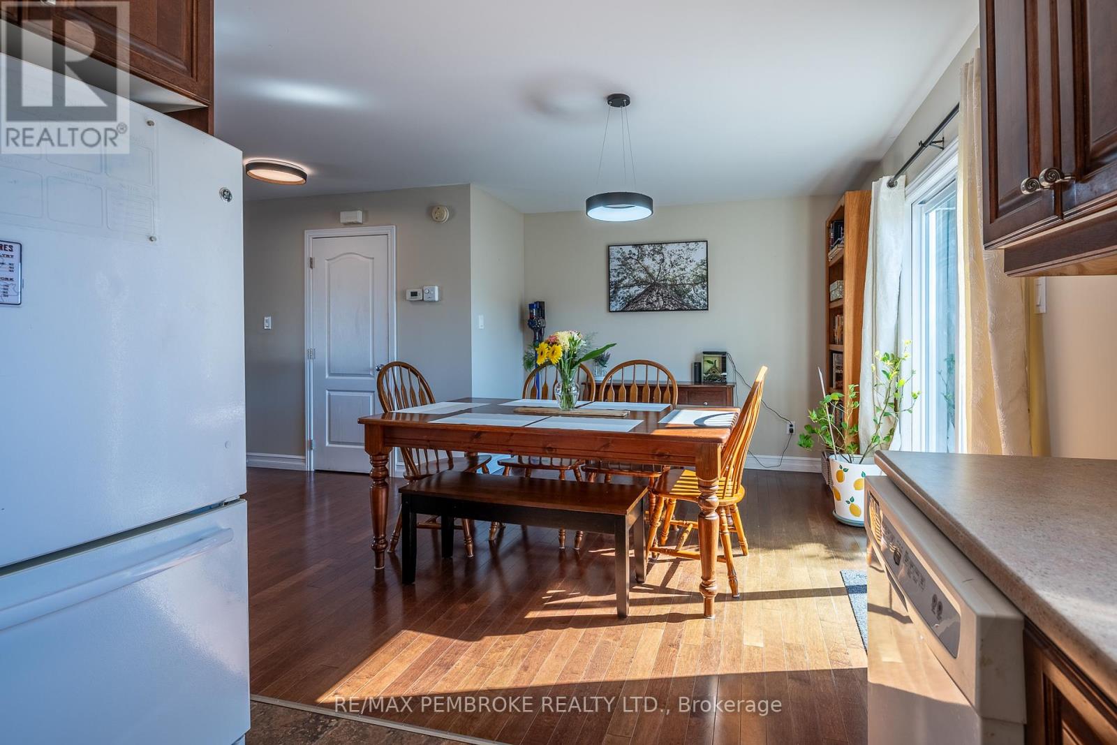 31 Renfrew Street, Petawawa, Ontario  K8H 0A5 - Photo 11 - X12436934