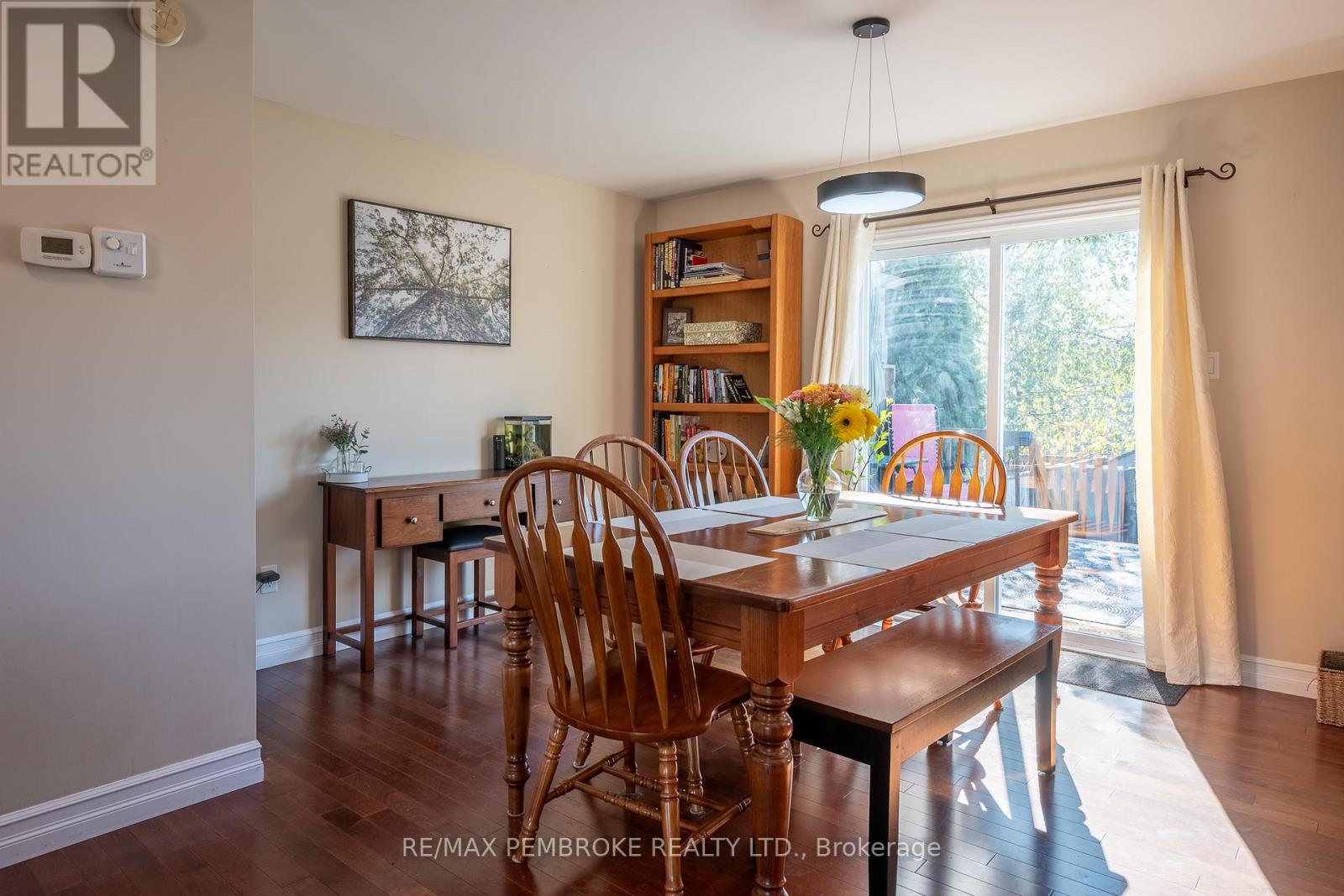 31 Renfrew Street, Petawawa, Ontario  K8H 0A5 - Photo 12 - X12436934
