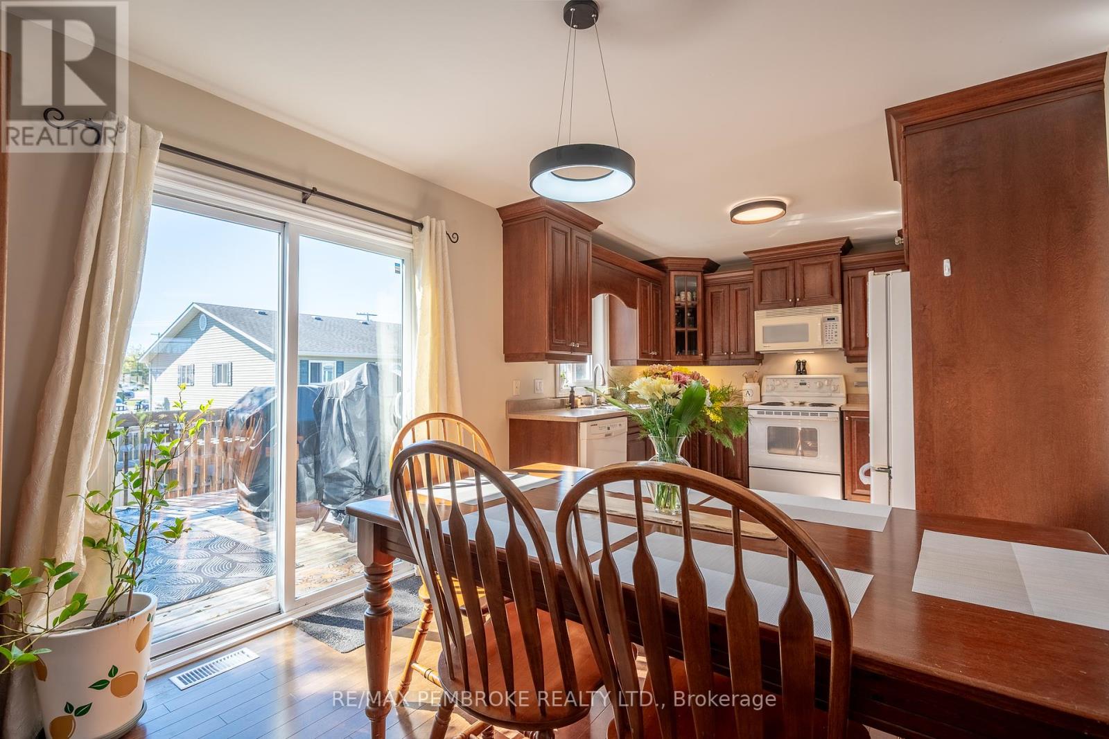 31 Renfrew Street, Petawawa, Ontario  K8H 0A5 - Photo 13 - X12436934