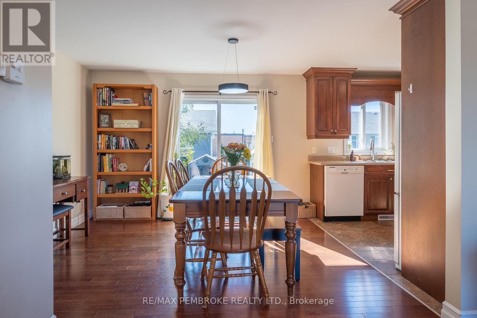 31 Renfrew Street, Petawawa, Ontario  K8H 0A5 - Photo 14 - X12436934