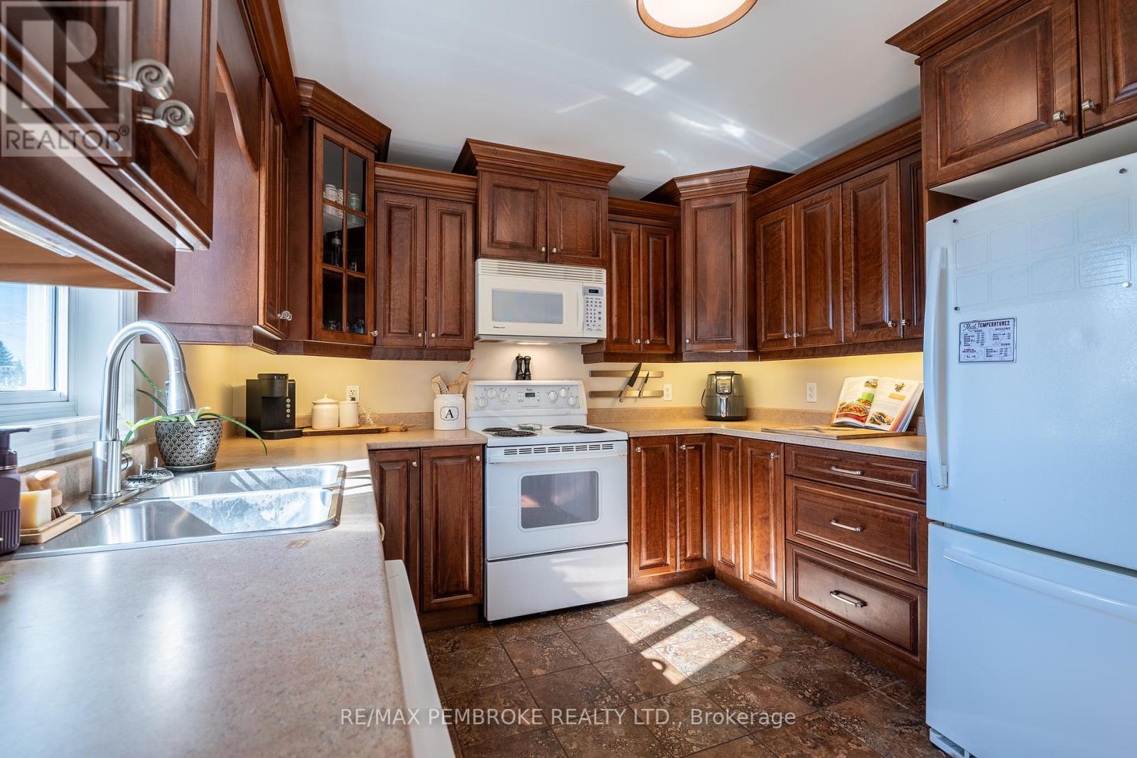 31 Renfrew Street, Petawawa, Ontario  K8H 0A5 - Photo 15 - X12436934
