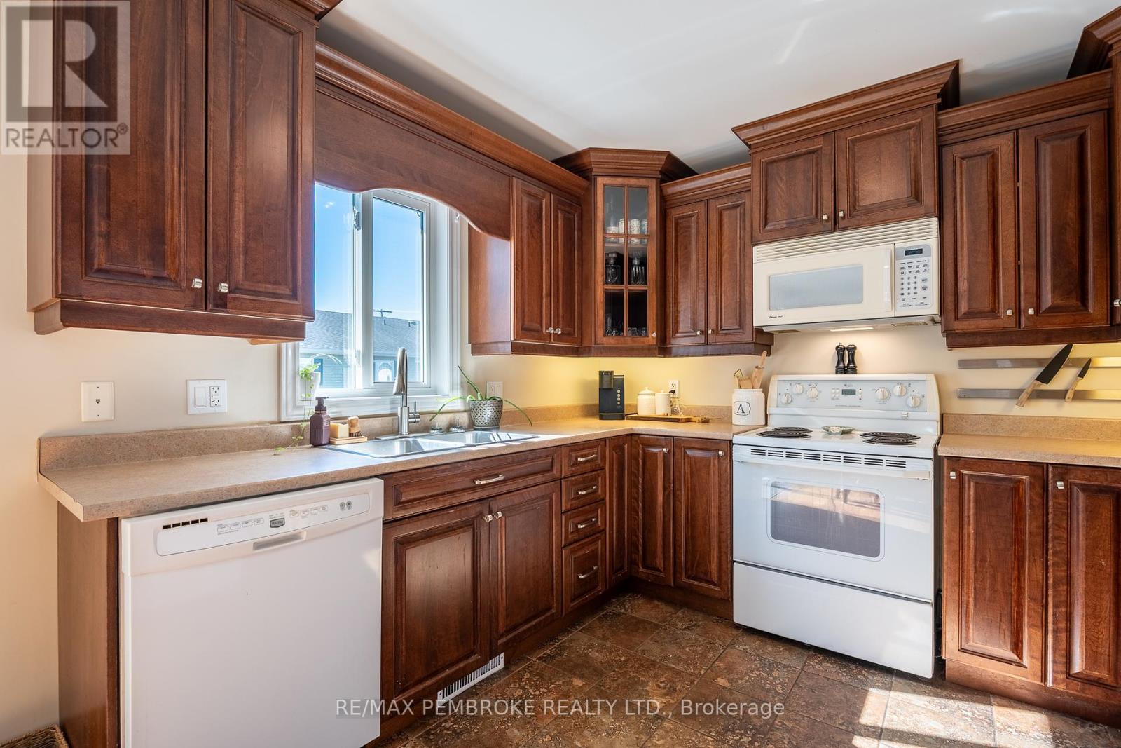 31 Renfrew Street, Petawawa, Ontario  K8H 0A5 - Photo 16 - X12436934