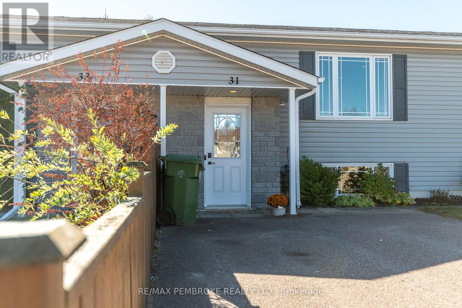 31 Renfrew Street, Petawawa, Ontario  K8H 0A5 - Photo 2 - X12436934
