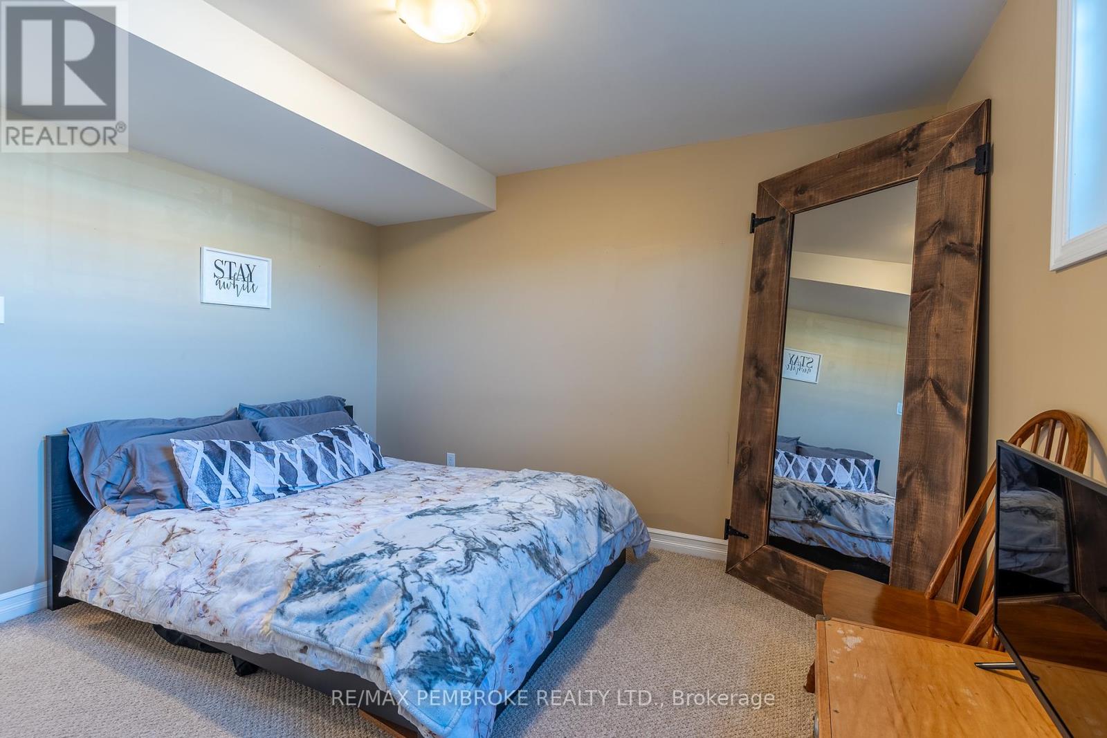 31 Renfrew Street, Petawawa, Ontario  K8H 0A5 - Photo 20 - X12436934