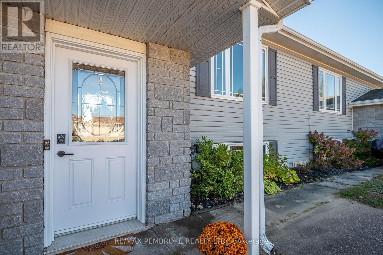 31 Renfrew Street, Petawawa, Ontario  K8H 0A5 - Photo 3 - X12436934