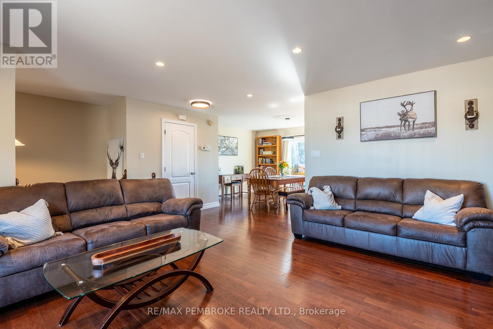 31 Renfrew Street, Petawawa, Ontario  K8H 0A5 - Photo 7 - X12436934