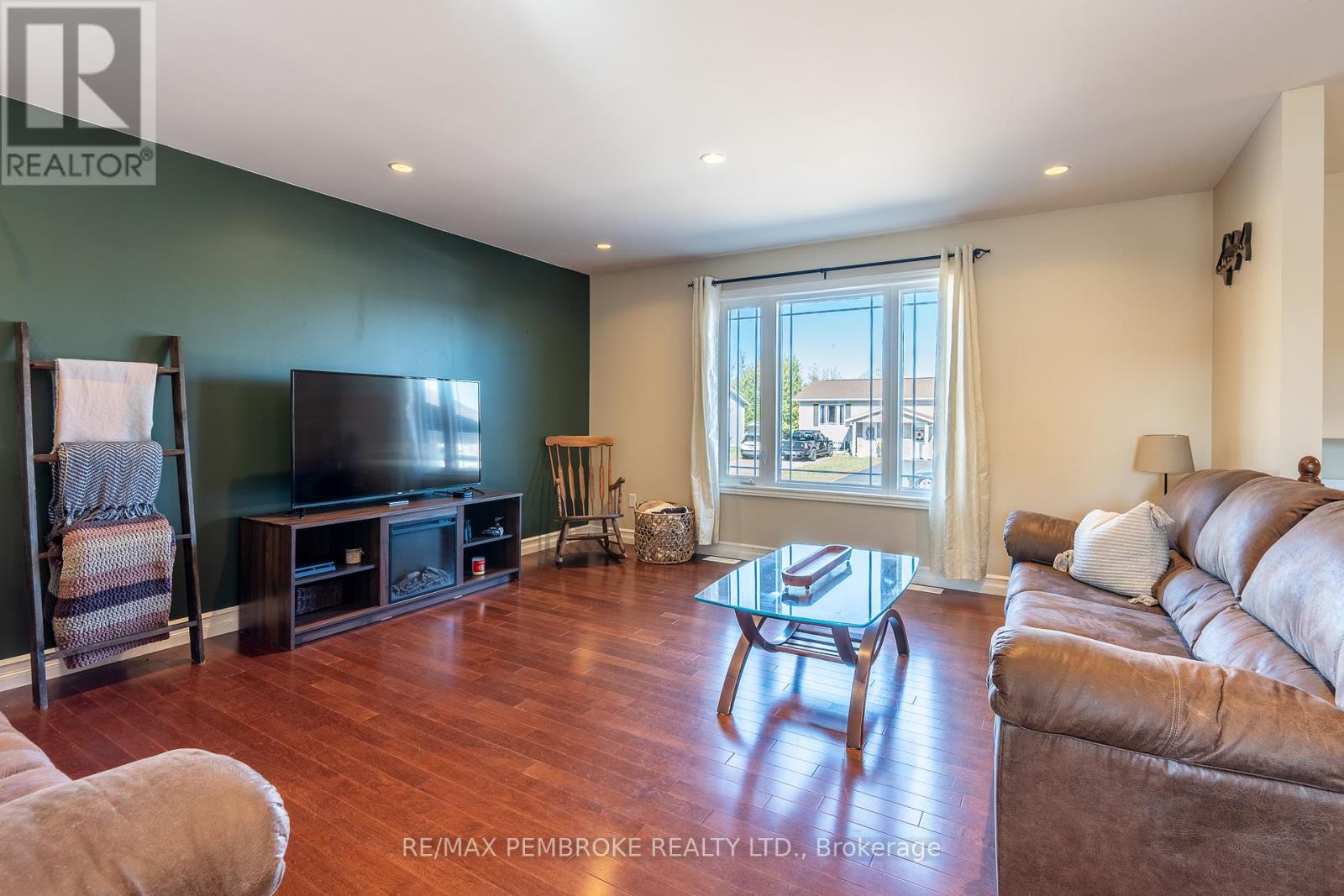 31 Renfrew Street, Petawawa, Ontario  K8H 0A5 - Photo 8 - X12436934