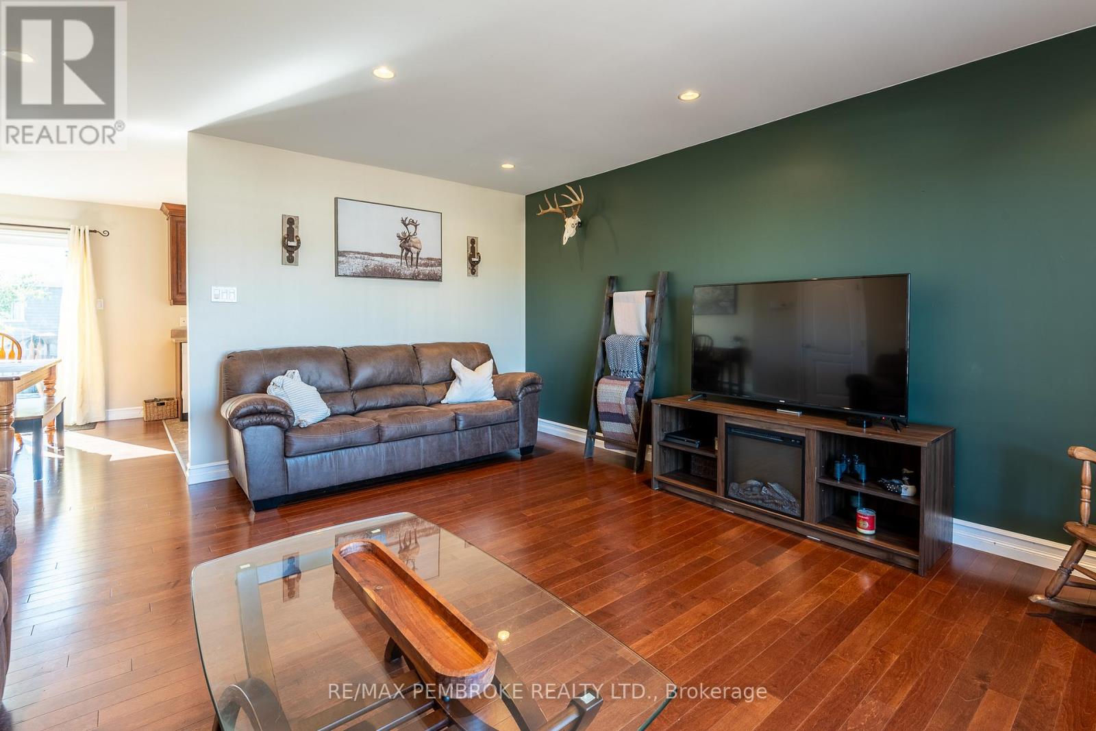 31 Renfrew Street, Petawawa, Ontario  K8H 0A5 - Photo 9 - X12436934
