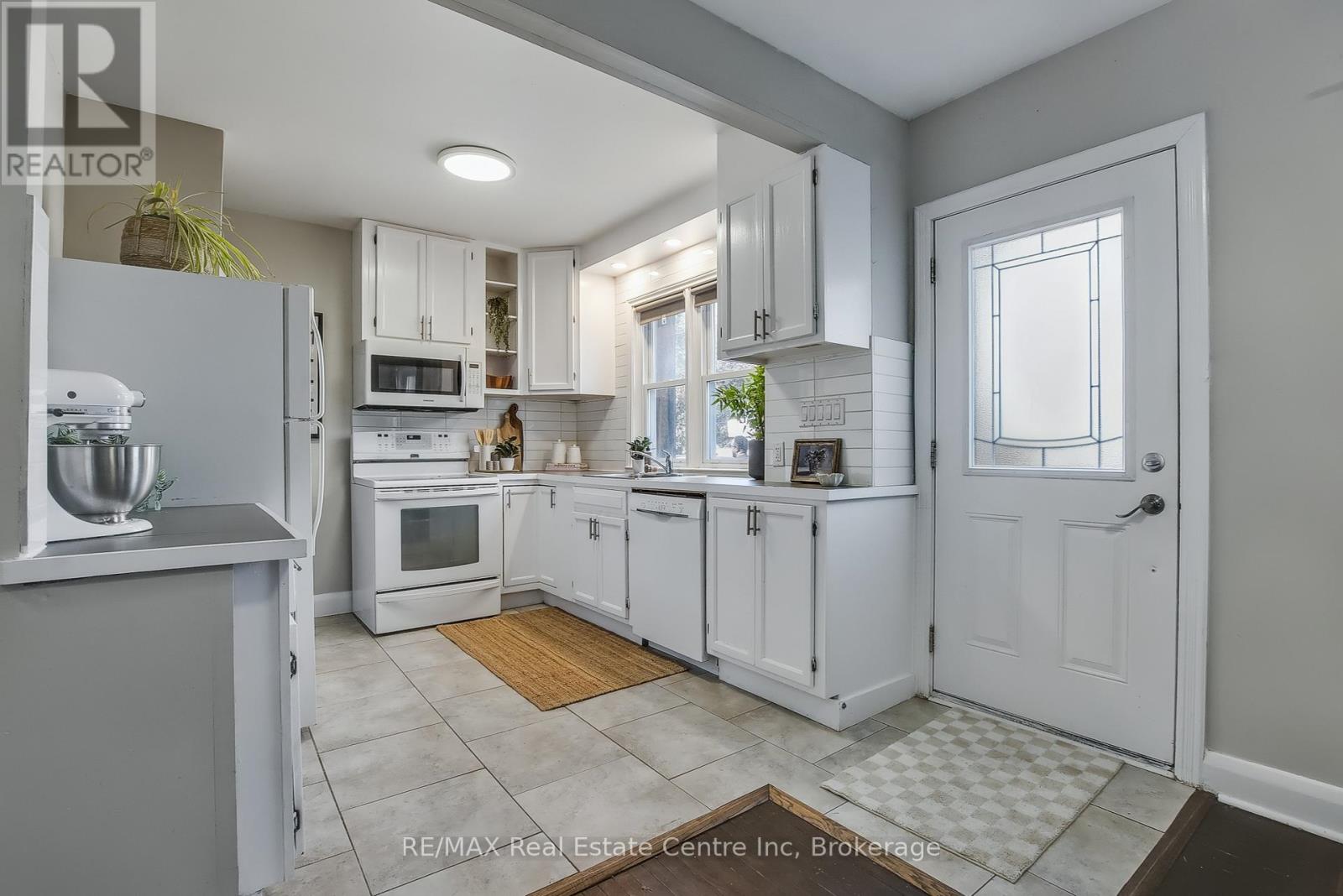 52 Avenue Road, Cambridge, Ontario  N1R 1B9 - Photo 5 - X12436869