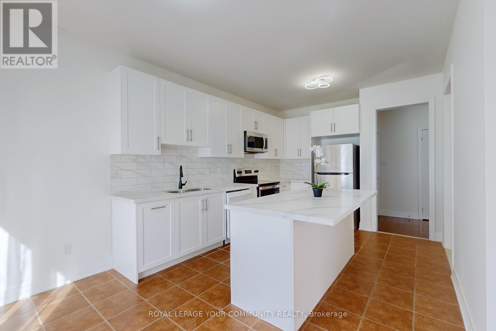 28 Fred Mason Street, Georgina (Keswick South), Ontario  L4P 0B2 - Photo 12 - N12436651