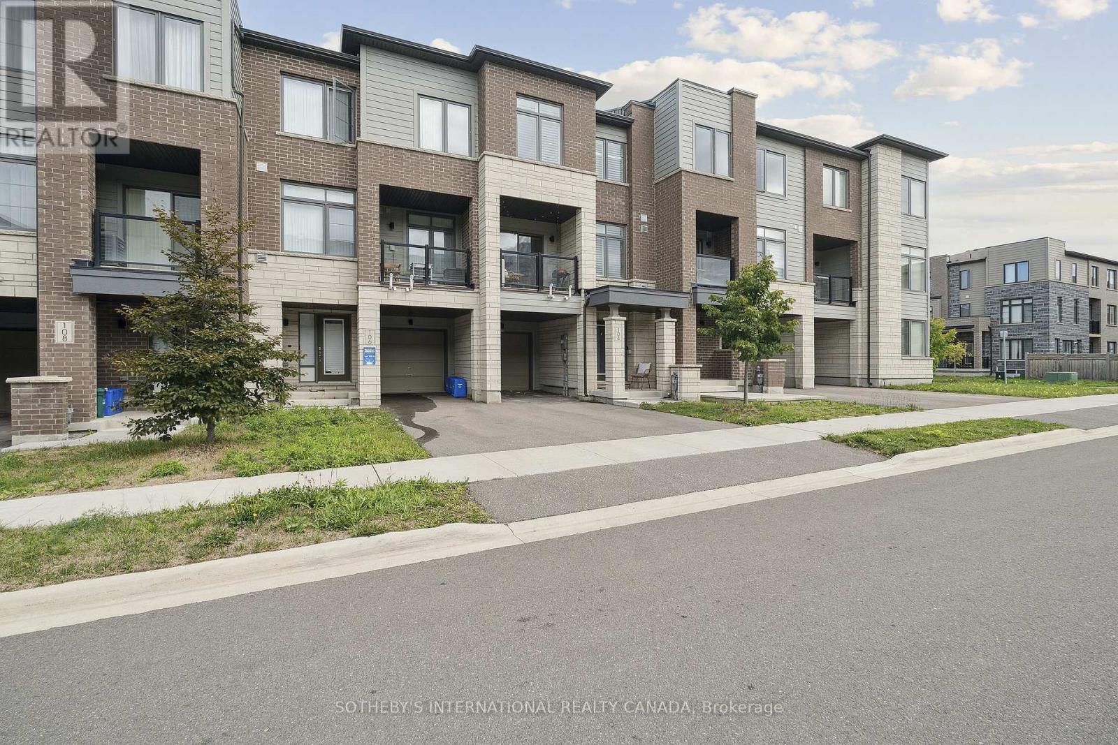 104 Bravo Lane, Newmarket, Ontario  L3X 0K8 - Photo 2 - N12436654