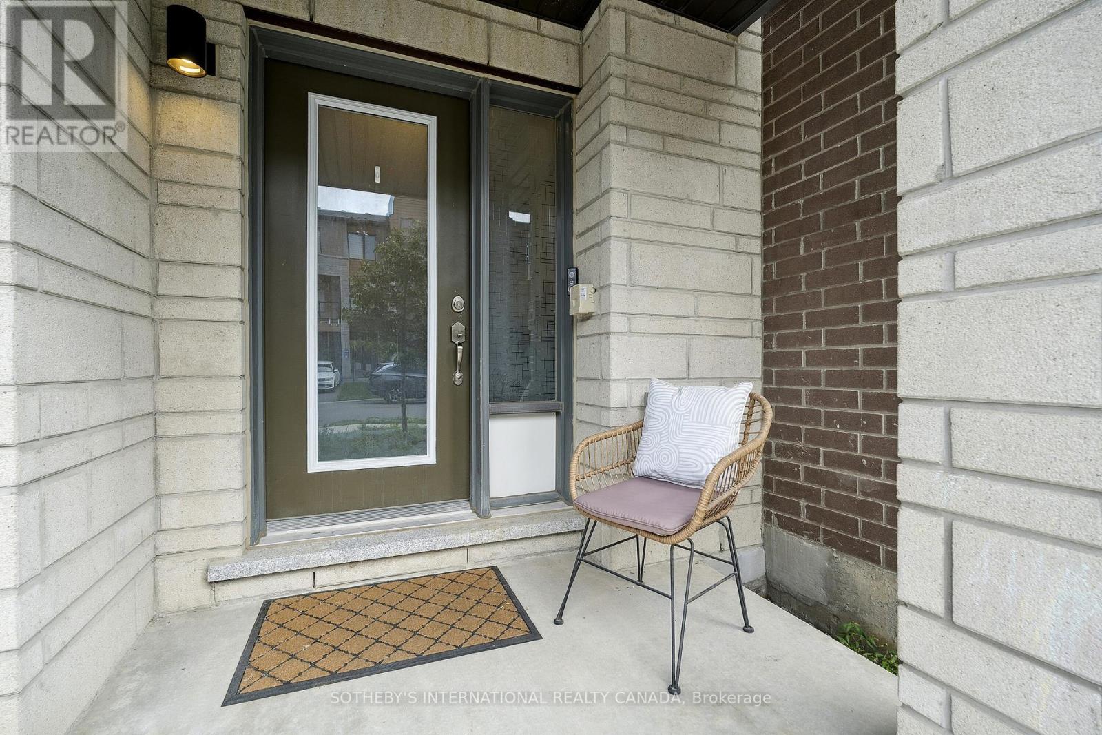 104 Bravo Lane, Newmarket, Ontario  L3X 0K8 - Photo 4 - N12436654