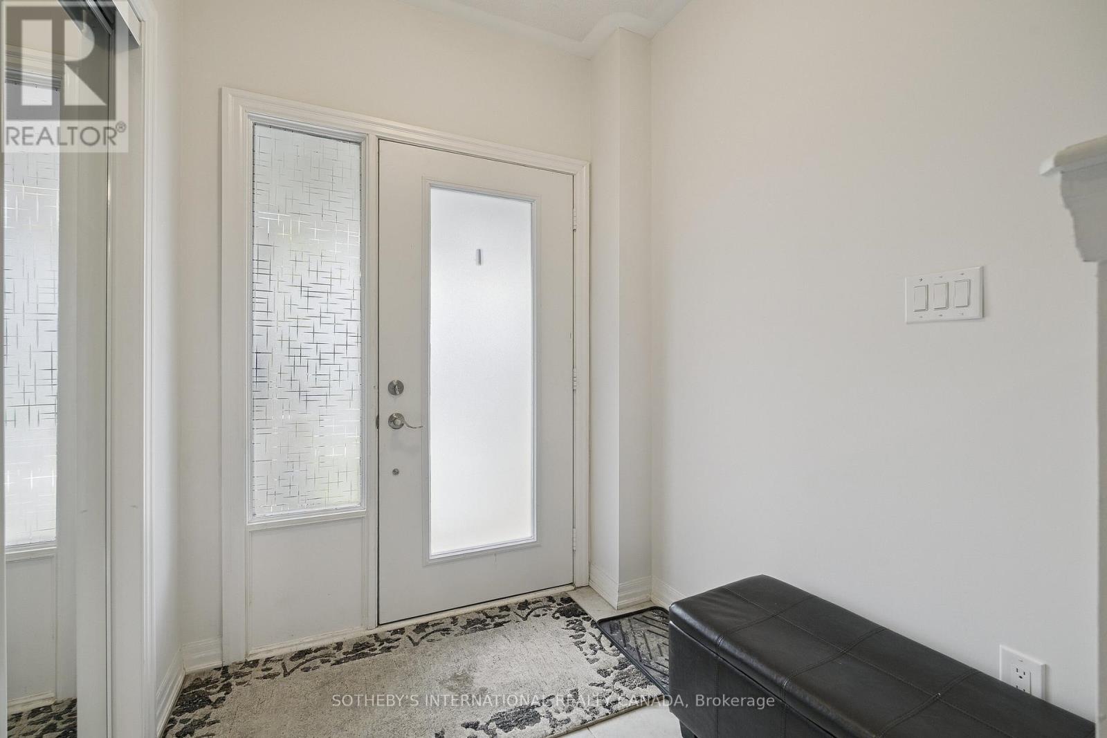 104 Bravo Lane, Newmarket, Ontario  L3X 0K8 - Photo 5 - N12436654