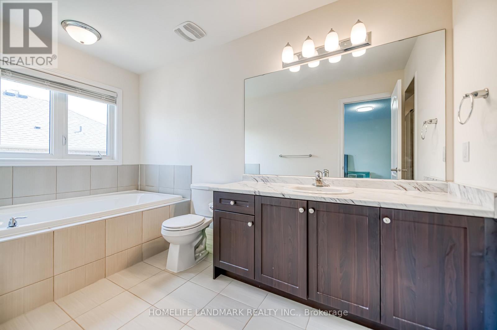 33 Thornapple Lane, Richmond Hill, Ontario  L4E 1E7 - Photo 24 - N12436667